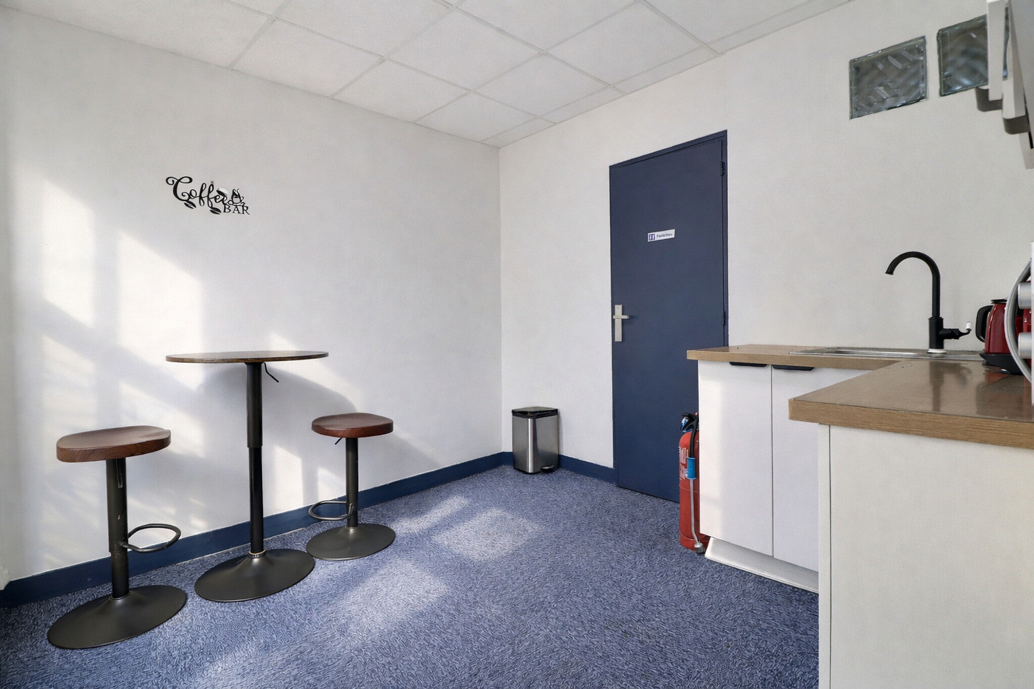 
                                                Location
                                                 Bureaux privé, cuisine et salle de réunion