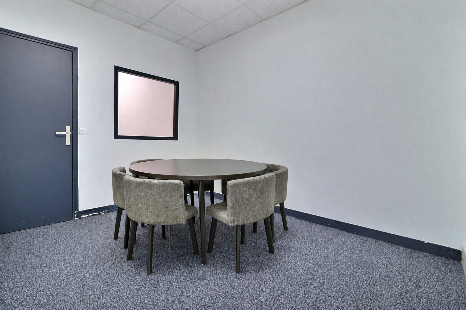 
                                                Location
                                                 Bureaux privé, cuisine et salle de réunion