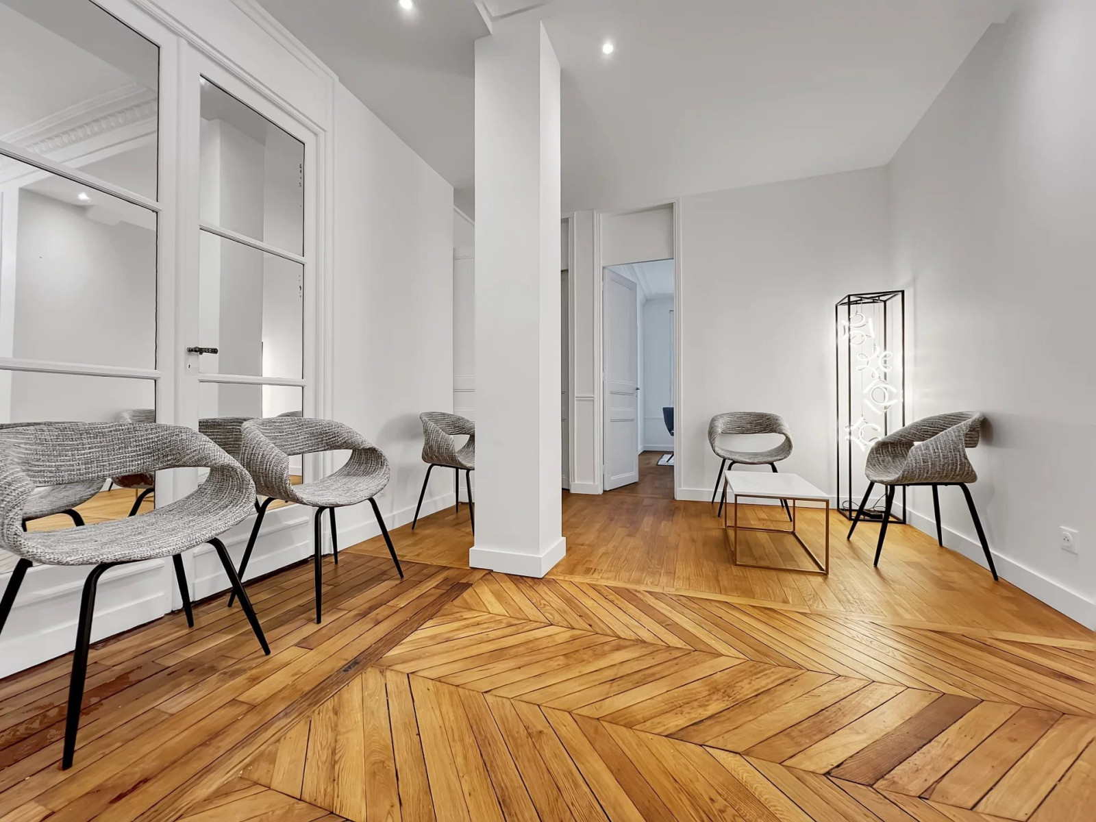 
                                                Location
                                                 Cabinet Médical Premium - 12,4 m² - Entièrement Rénové et Meublé - Quartier de Passy, Paris 16e