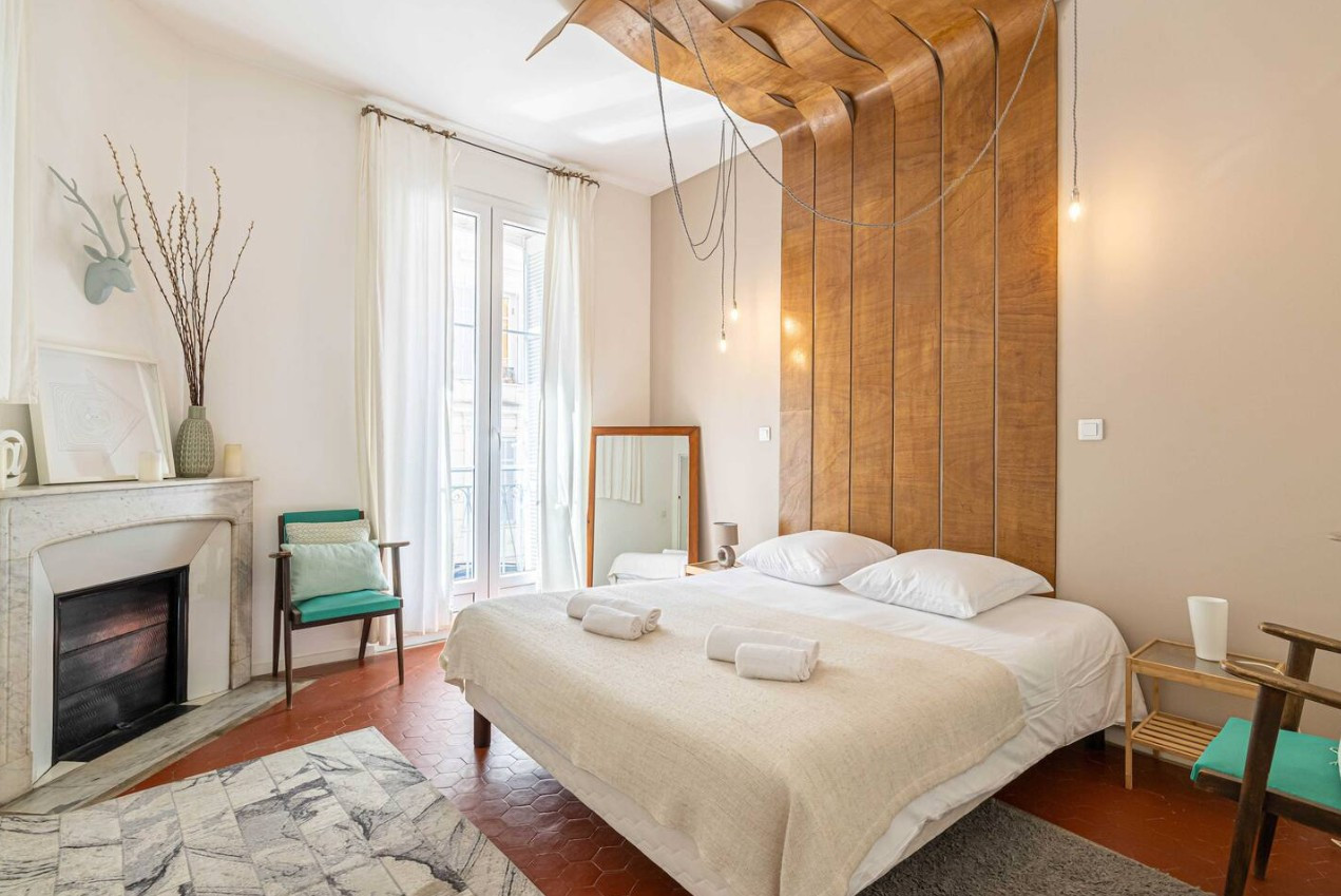 
                                                Vente
                                                 Cannes Bas Carnot appartement 3 pièces au calme parfait état meublé