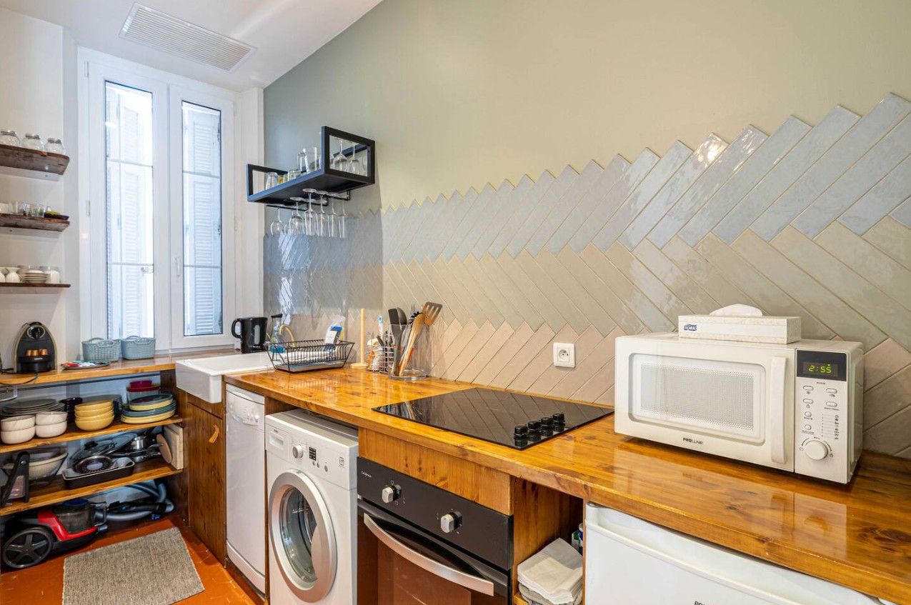 
                                                Vente
                                                 Cannes Bas Carnot appartement 3 pièces au calme parfait état meublé