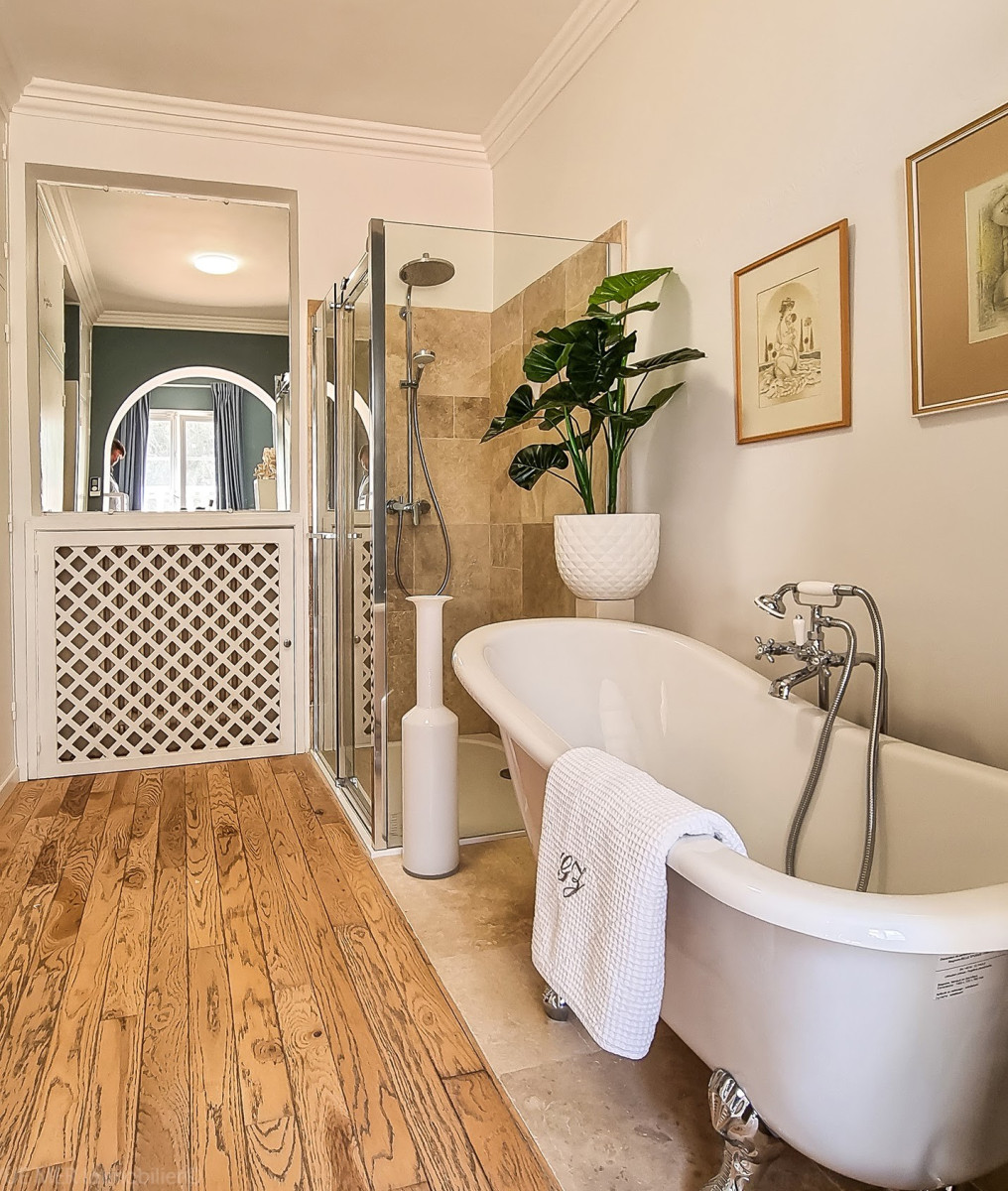 
                                                Vente
                                                 Cannes Le Cannet Propriété de 530m2 et pres de 3000m2 de terrain VUE MER