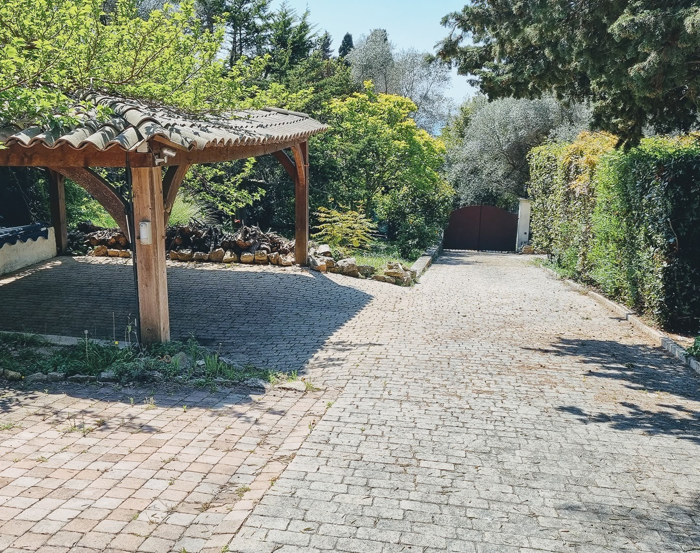 
                                                Vente
                                                 Cannes Le Cannet Propriété de 530m2 et pres de 3000m2 de terrain VUE MER