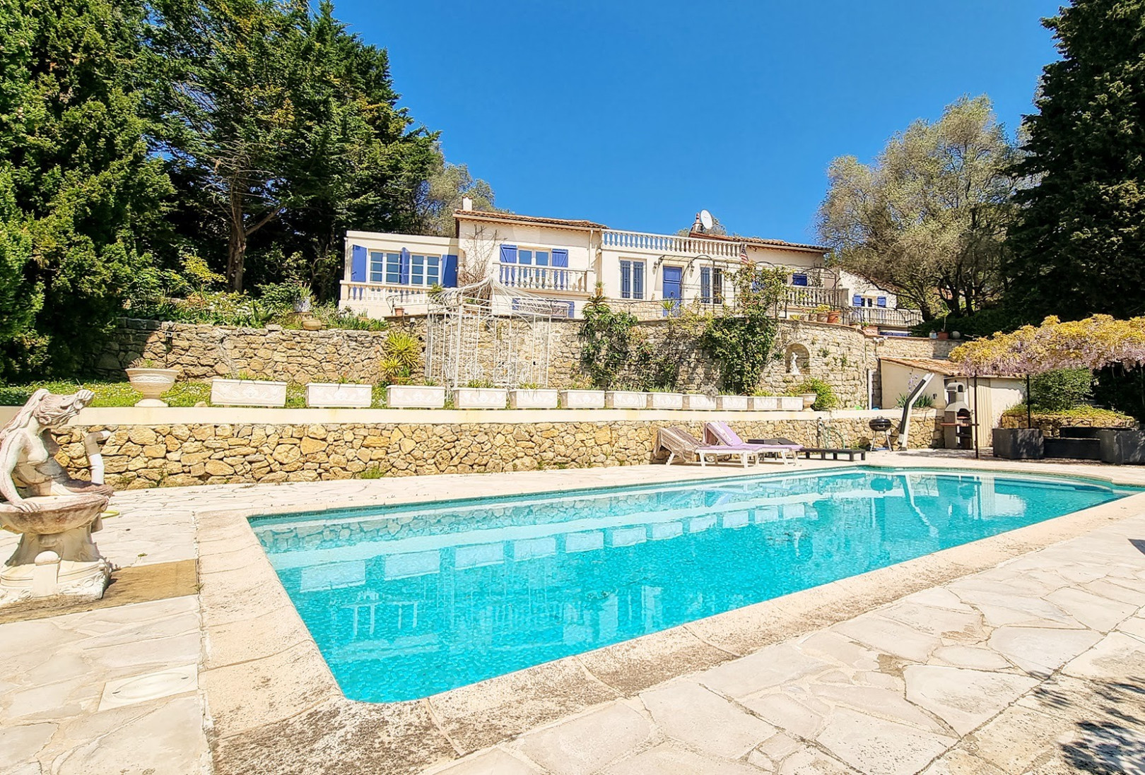 
                                                Vente
                                                 Cannes Le Cannet Propriété de 530m2 et pres de 3000m2 de terrain VUE MER