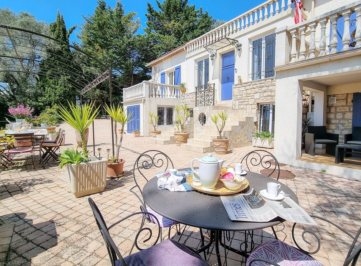 
                                                Vente
                                                 Cannes Le Cannet Propriété de 530m2 et pres de 3000m2 de terrain VUE MER