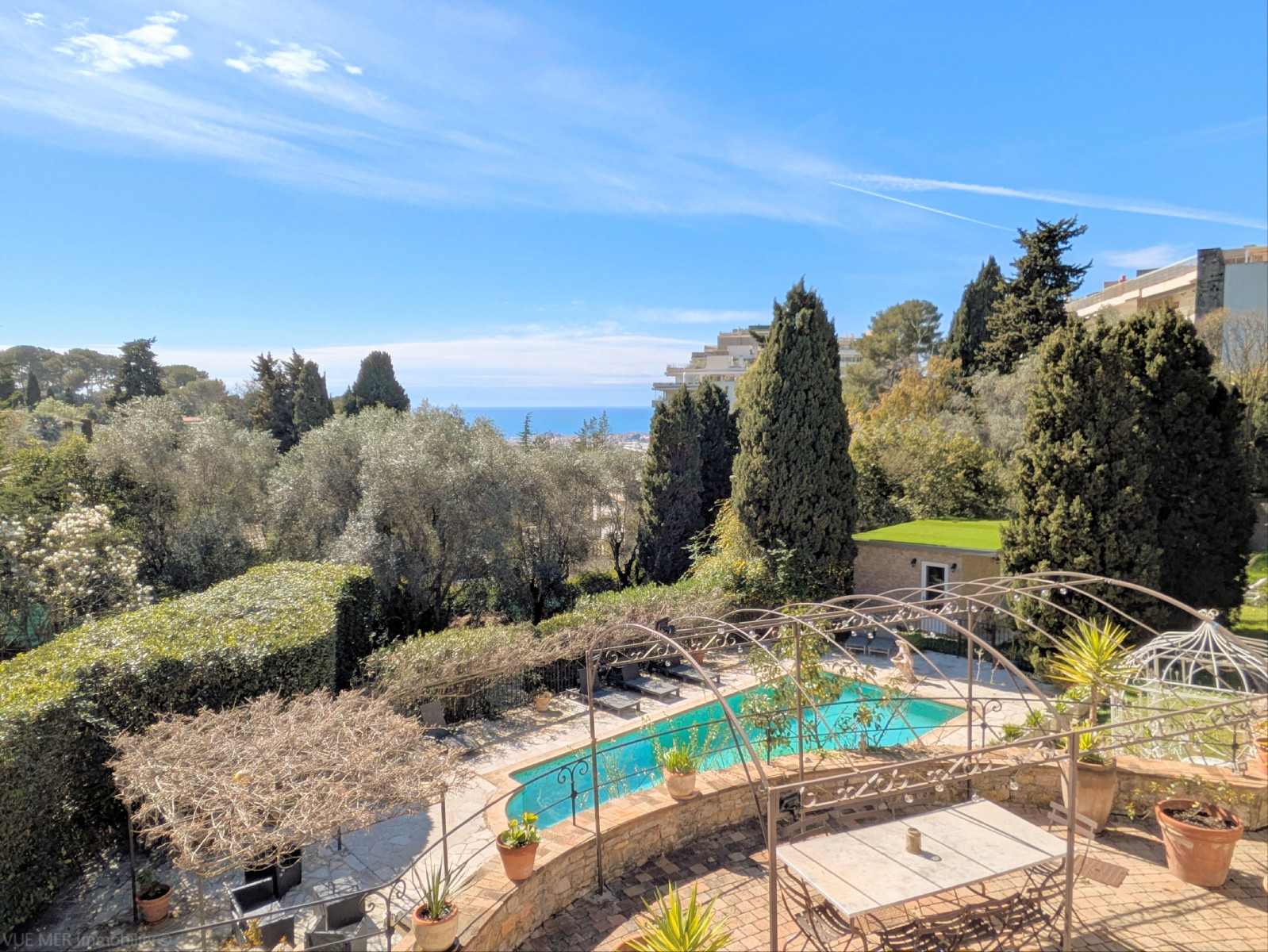 
                                                Vente
                                                 Cannes Le Cannet Propriété de 530m2 et pres de 3000m2 de terrain VUE MER