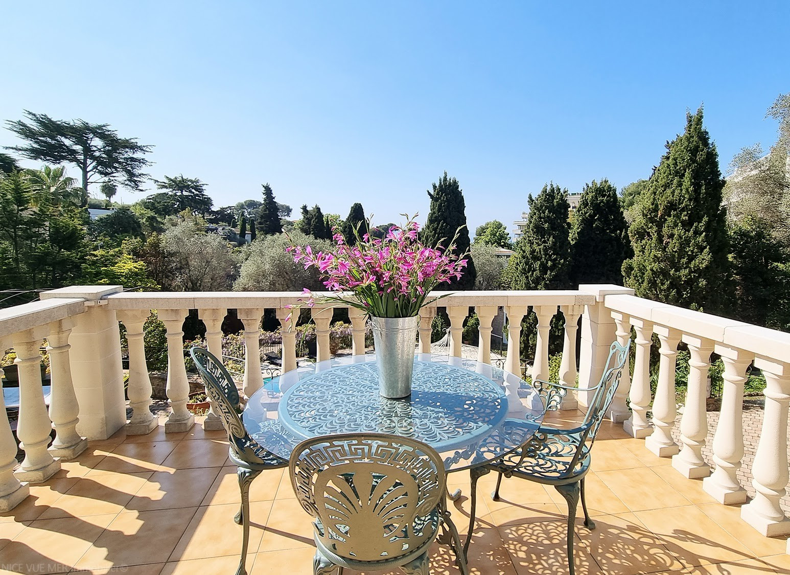 
                                                Vente
                                                 Cannes Le Cannet Propriété de 530m2 et pres de 3000m2 de terrain VUE MER