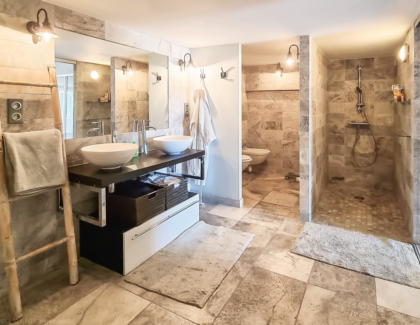 
                                                Vente
                                                 Cannes Le Cannet Propriété de 530m2 et pres de 3000m2 de terrain VUE MER