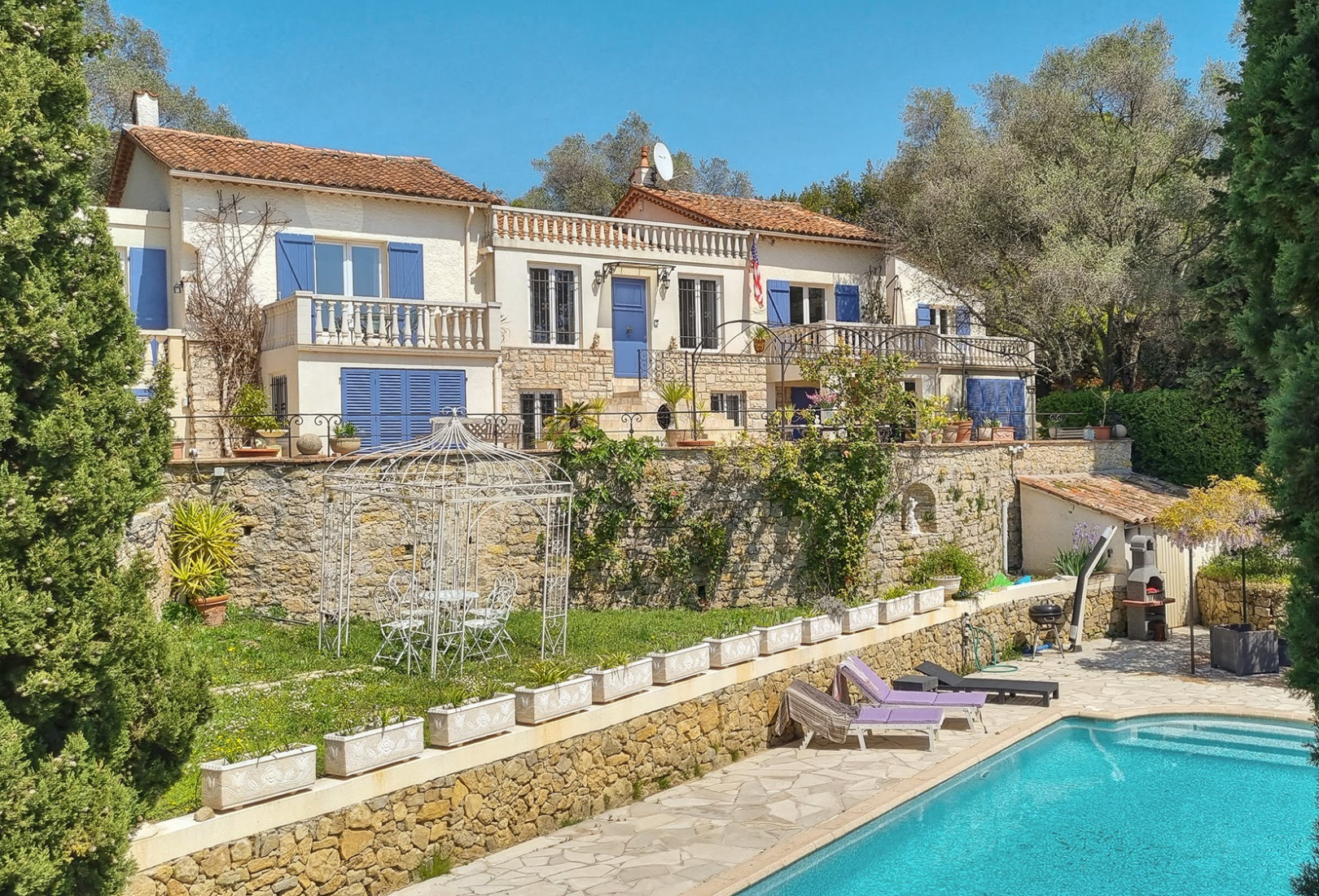 
                                                Vente
                                                 Cannes Le Cannet Propriété de 530m2 et pres de 3000m2 de terrain VUE MER