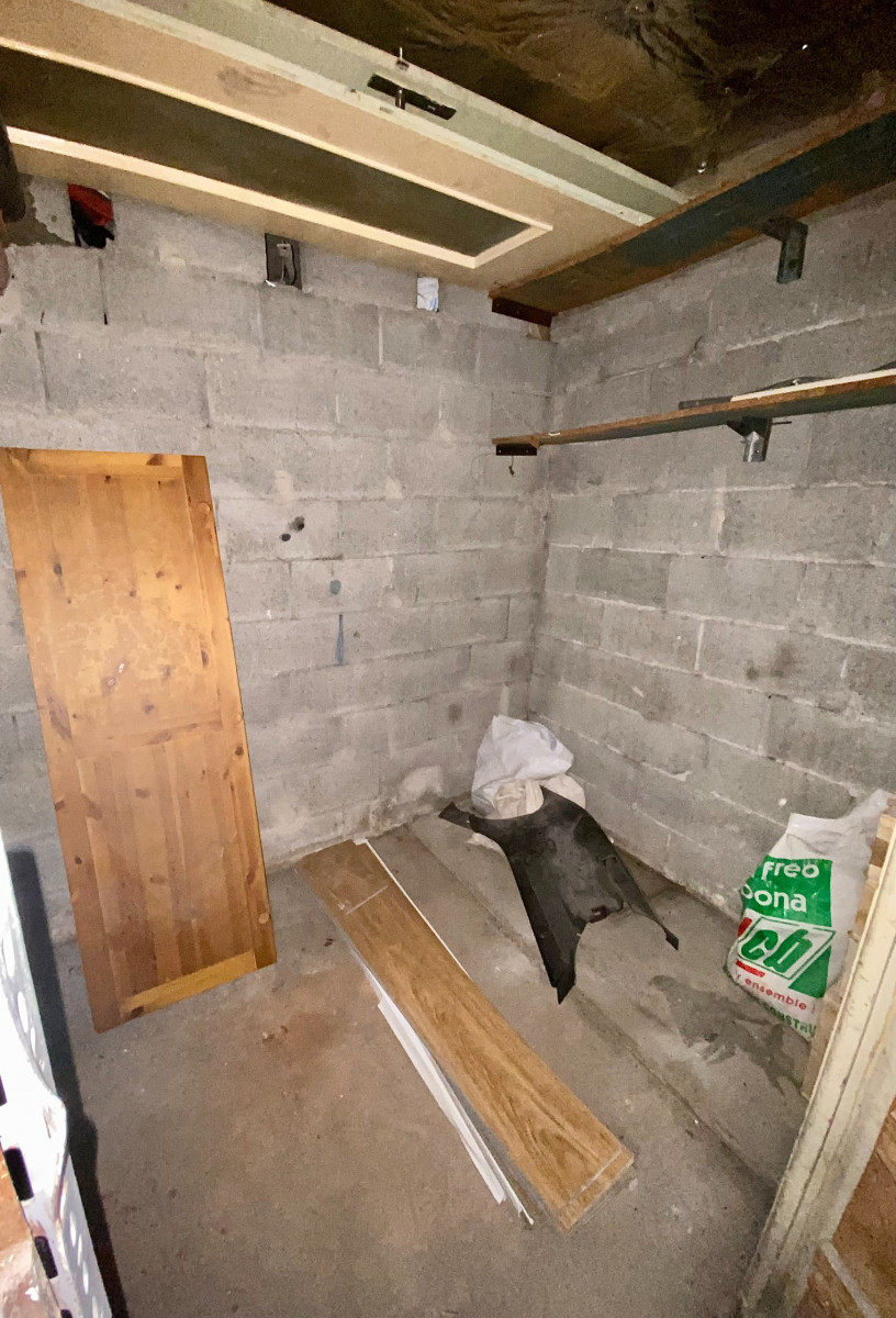 
                                                Location
                                                 Cave en sous-sol d'un immeuble