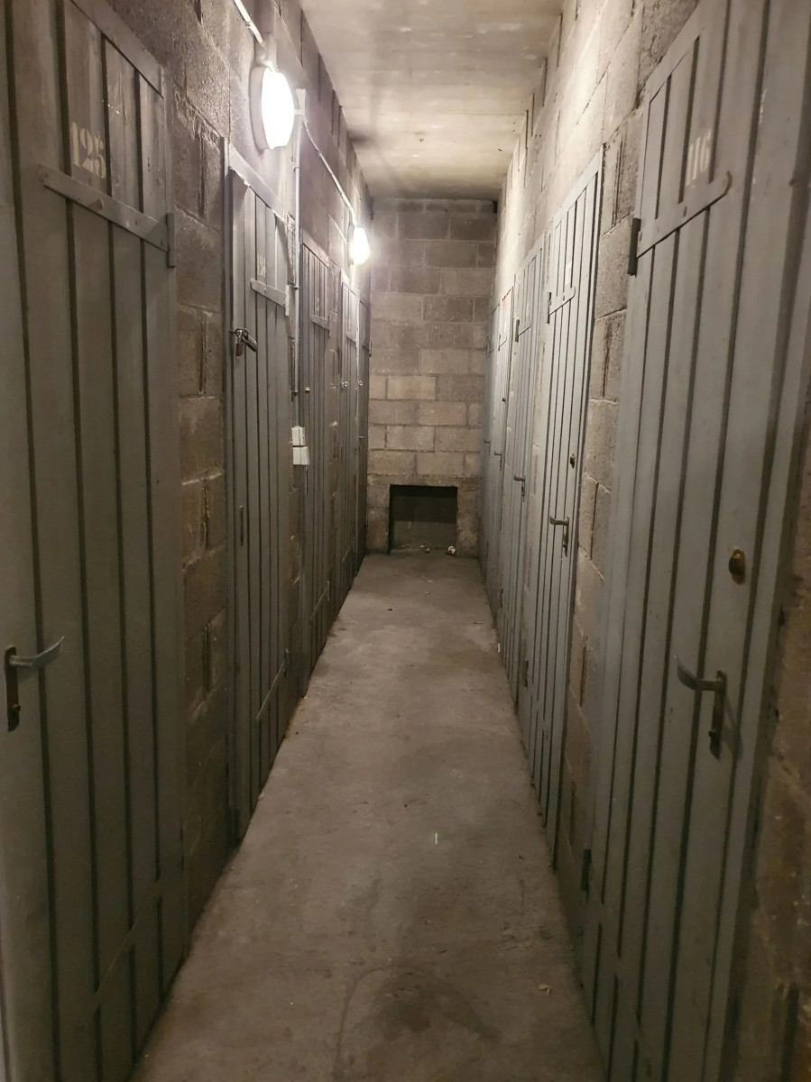 
                                                Location
                                                 Cave en sous-sol d'un immeuble