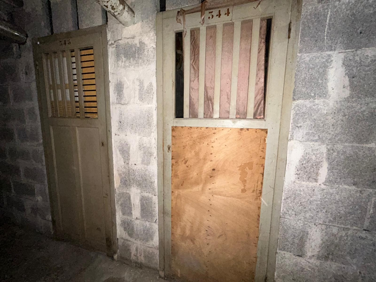 
                                                Location
                                                 Cave en sous-sol d'un immeuble