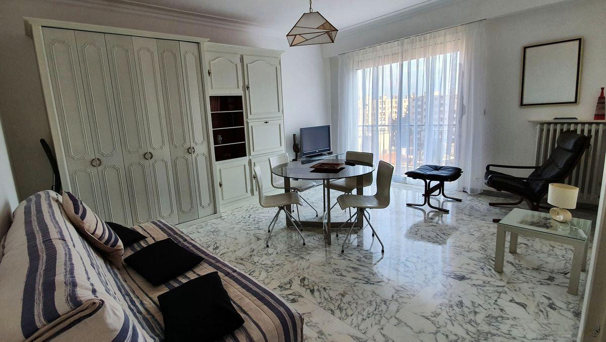 
                                                Location
                                                 Central, beau Studio (F1 35m2) meublé, très lumi