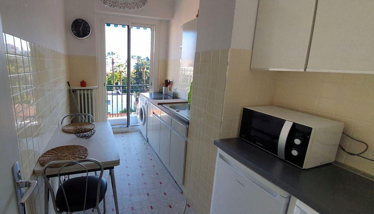 
                                                Location
                                                 Central, beau Studio (F1 35m2) meublé, très lumi