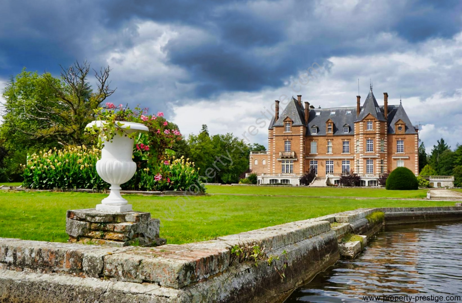 
                                                Vente
                                                 CENTRE LOIRE - MAGNIFIQUE CHATEAU - 175 HA - ETANGS