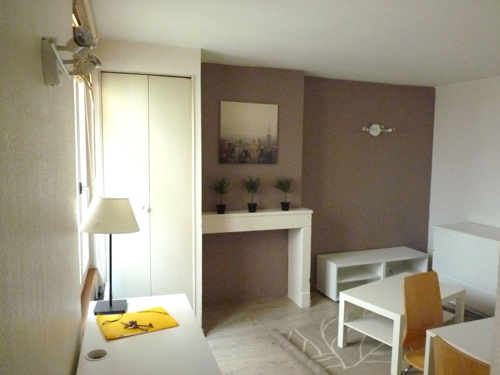 
                                                Location
                                                 Centre / Vieille ville - TB Studio Duplex meublé