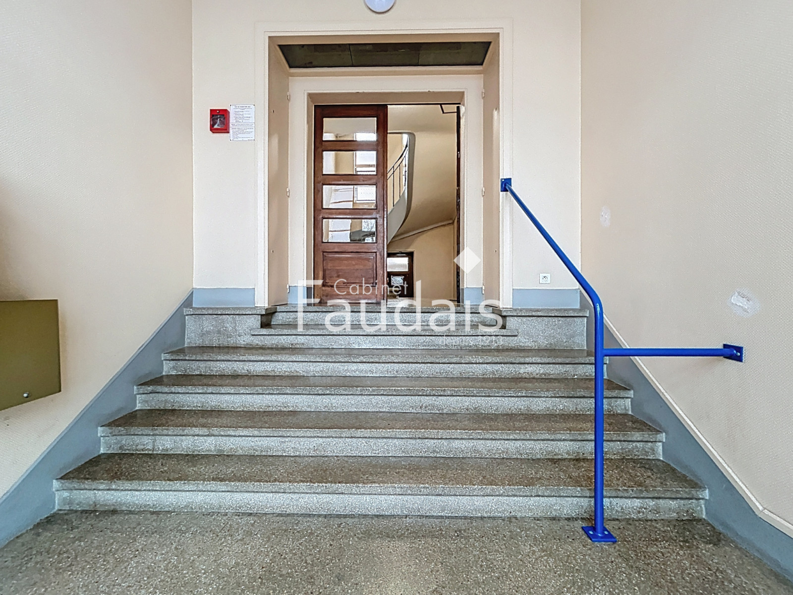 
                                                Vente
                                                 CENTRE-VILLE DE SAINT-LÔ, Appartement avec garage 