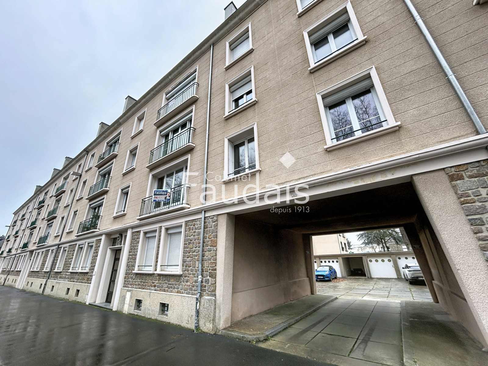 
                                                Vente
                                                 CENTRE-VILLE DE SAINT-LÔ, Appartement avec garage 