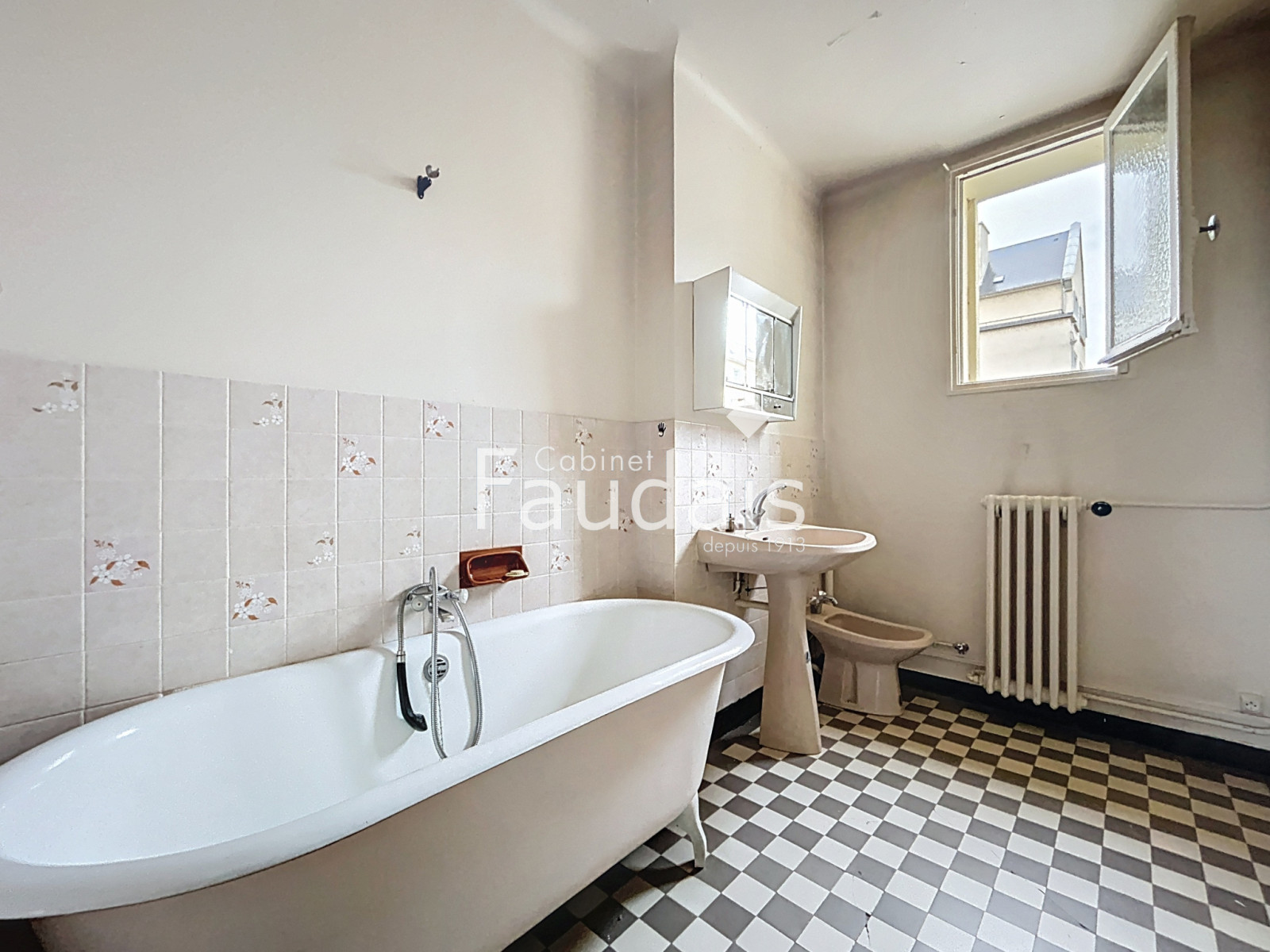 
                                                Vente
                                                 CENTRE-VILLE DE SAINT-LÔ, Appartement avec garage 