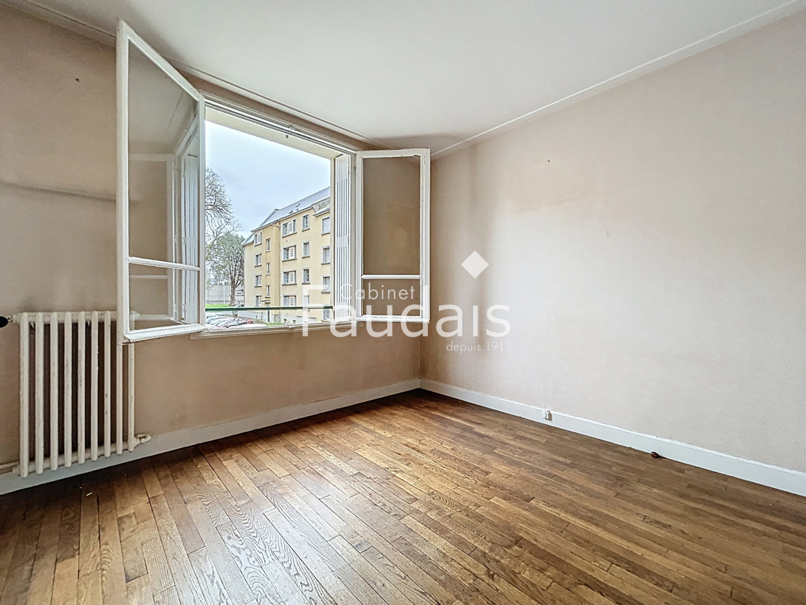 
                                                Vente
                                                 CENTRE-VILLE DE SAINT-LÔ, Appartement avec garage 