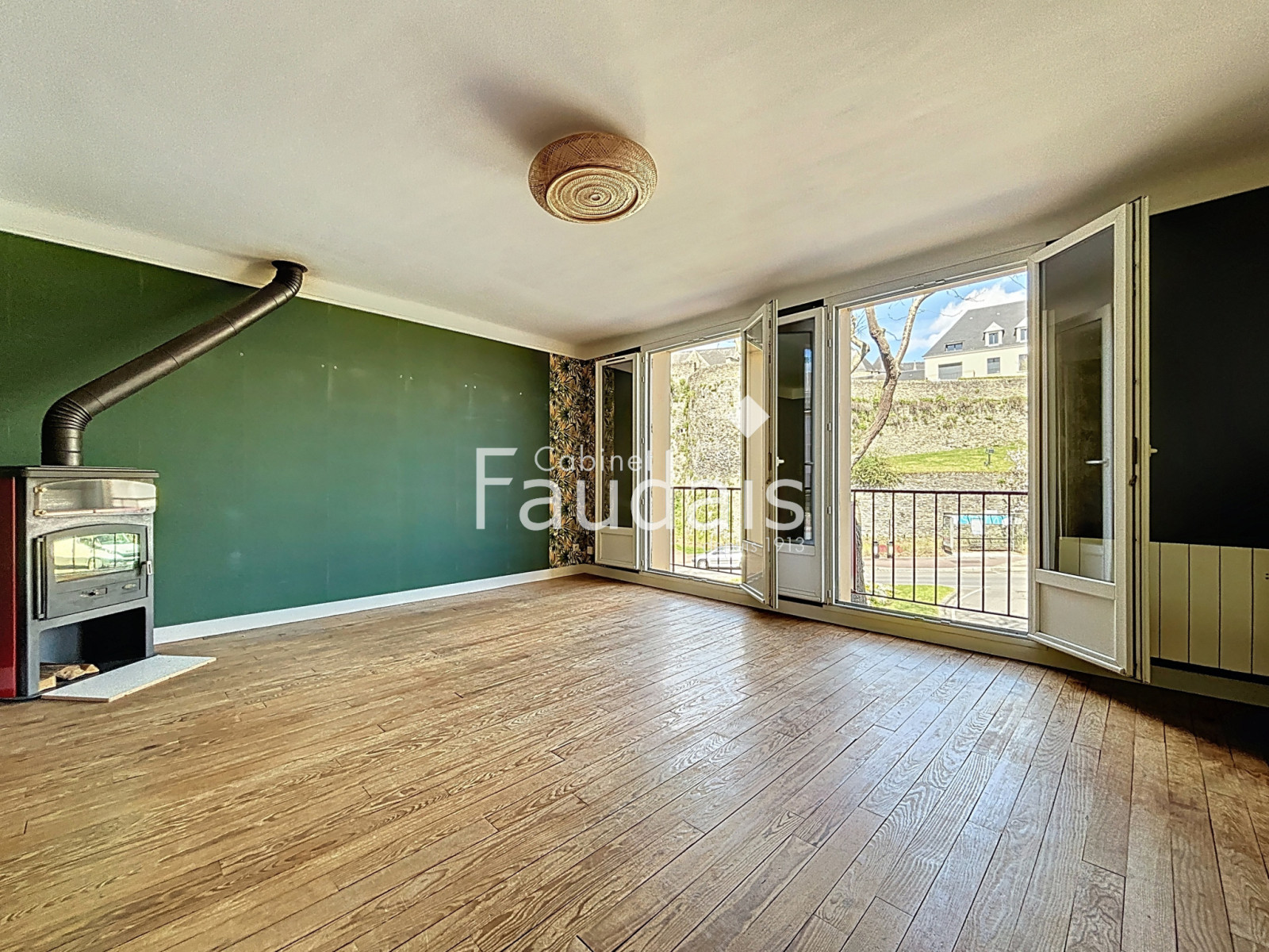 
                                                Vente
                                                 CENTRE-VILLE DE SAINT-LÔ, Appartement triplex, 4 chambres 