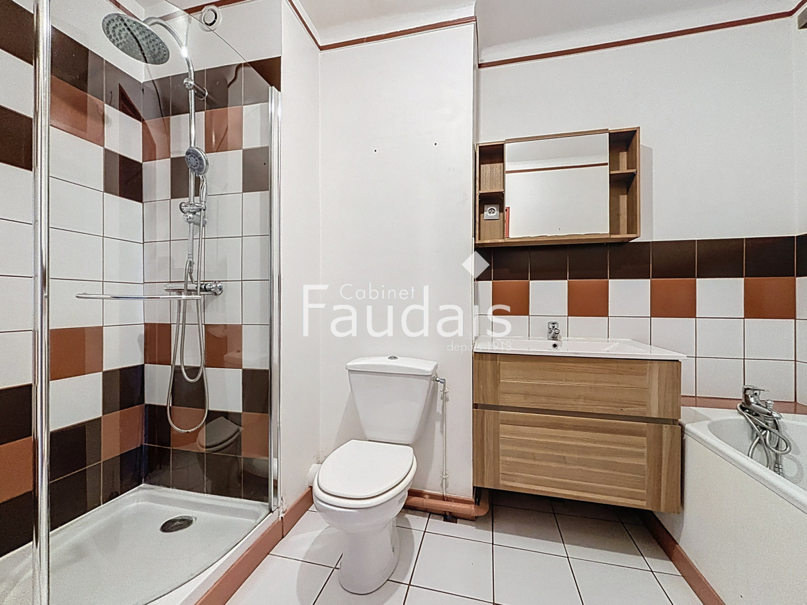 
                                                Vente
                                                 CENTRE-VILLE DE SAINT-LÔ, Appartement triplex, 4 chambres 