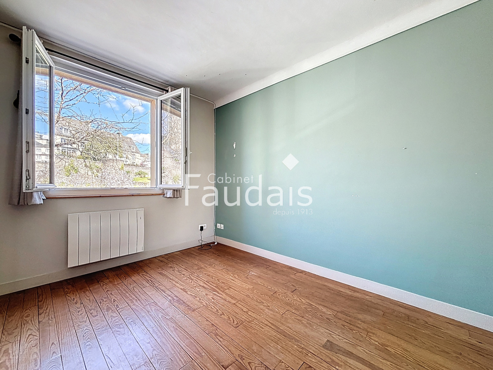 
                                                Vente
                                                 CENTRE-VILLE DE SAINT-LÔ, Appartement triplex, 4 chambres 