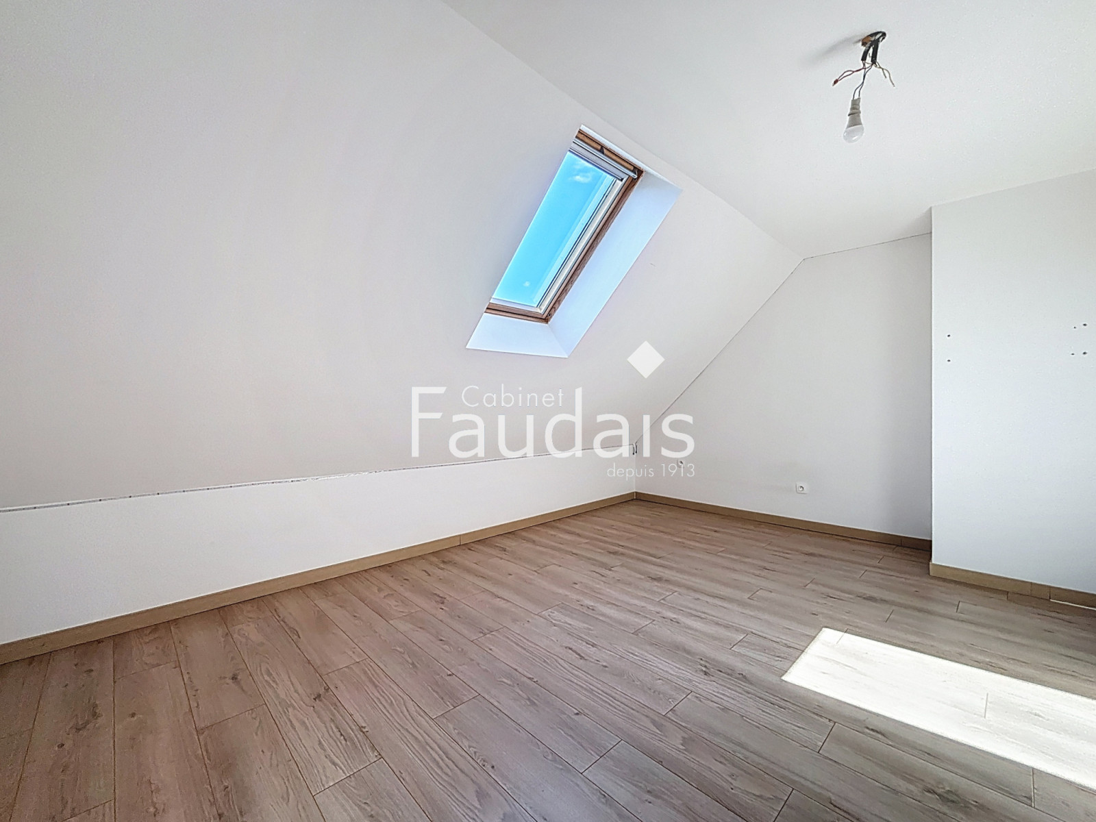 
                                                Vente
                                                 CENTRE-VILLE DE SAINT-LÔ, Appartement triplex, 4 chambres 