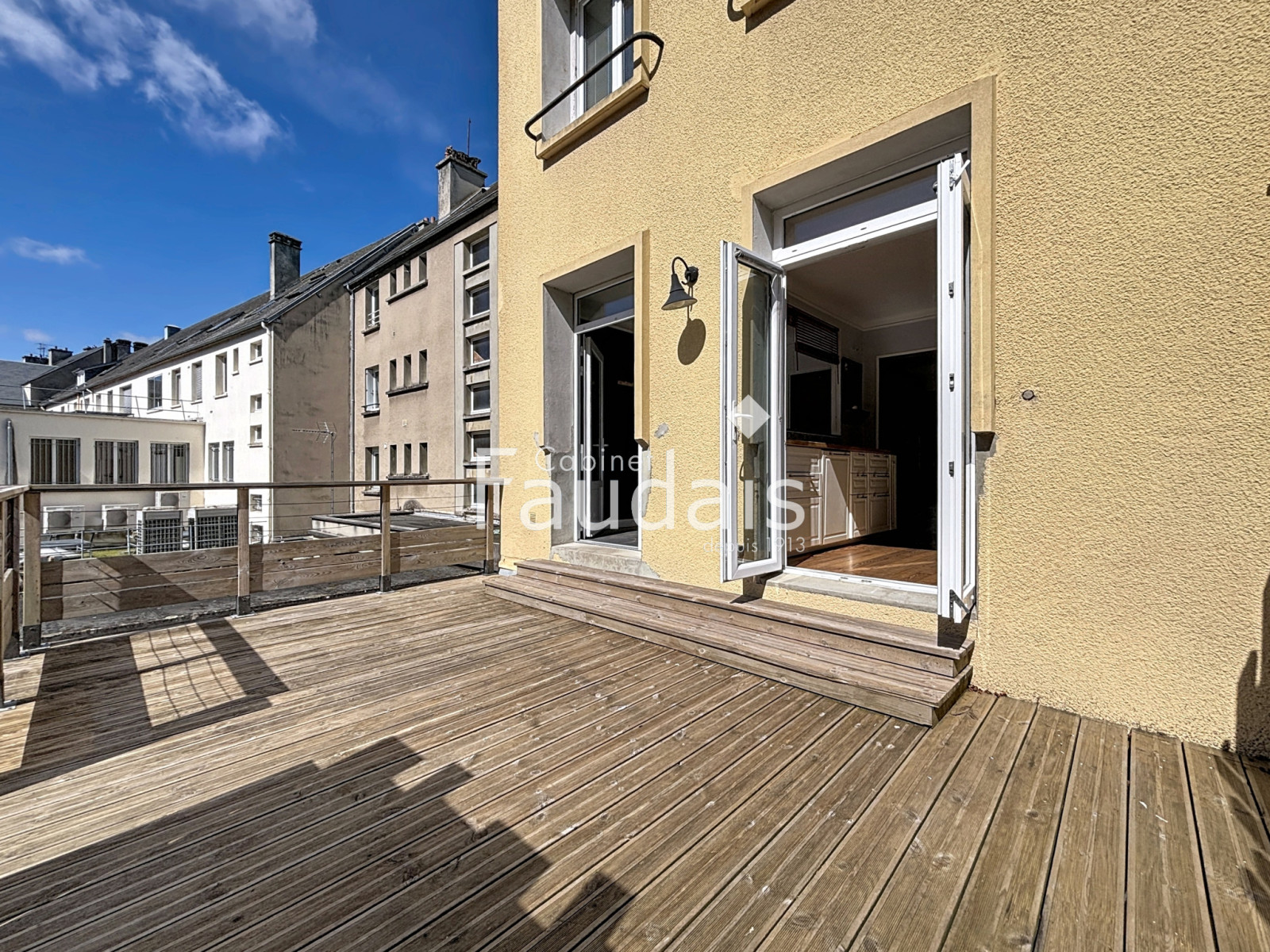 
                                                Vente
                                                 CENTRE-VILLE DE SAINT-LÔ, Appartement triplex, 4 chambres 