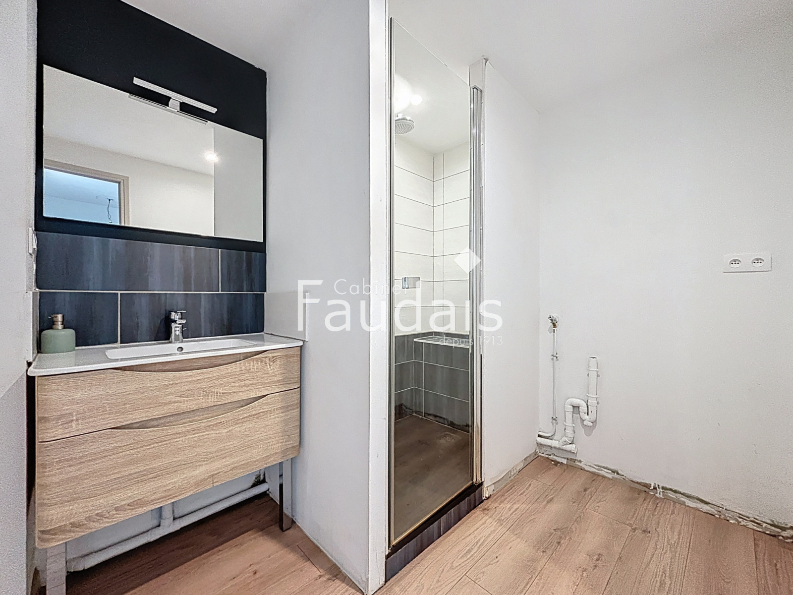 
                                                Vente
                                                 CENTRE-VILLE DE SAINT-LÔ, Appartement triplex, 4 chambres 