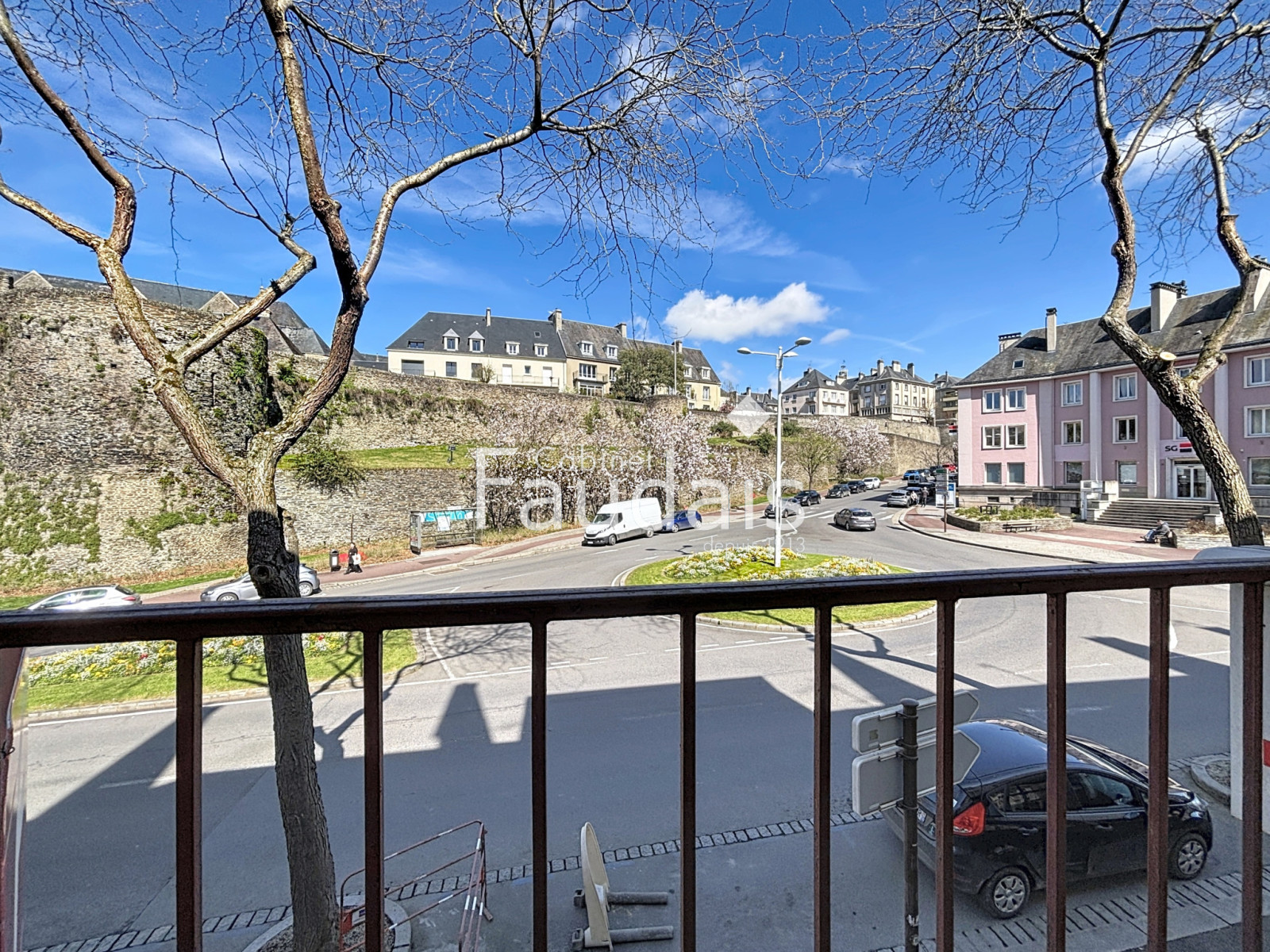 
                                                Vente
                                                 CENTRE-VILLE DE SAINT-LÔ, Appartement triplex, 4 chambres 