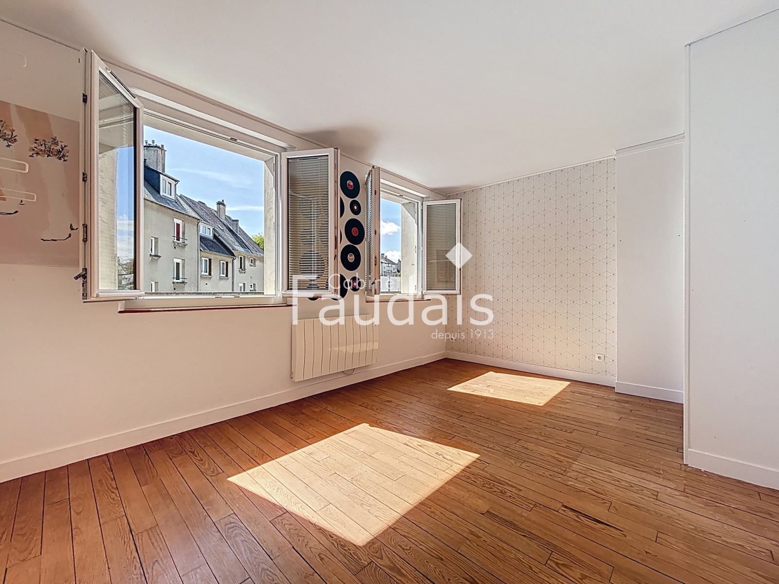 
                                                Vente
                                                 CENTRE-VILLE DE SAINT-LÔ, Appartement triplex, 4 chambres 