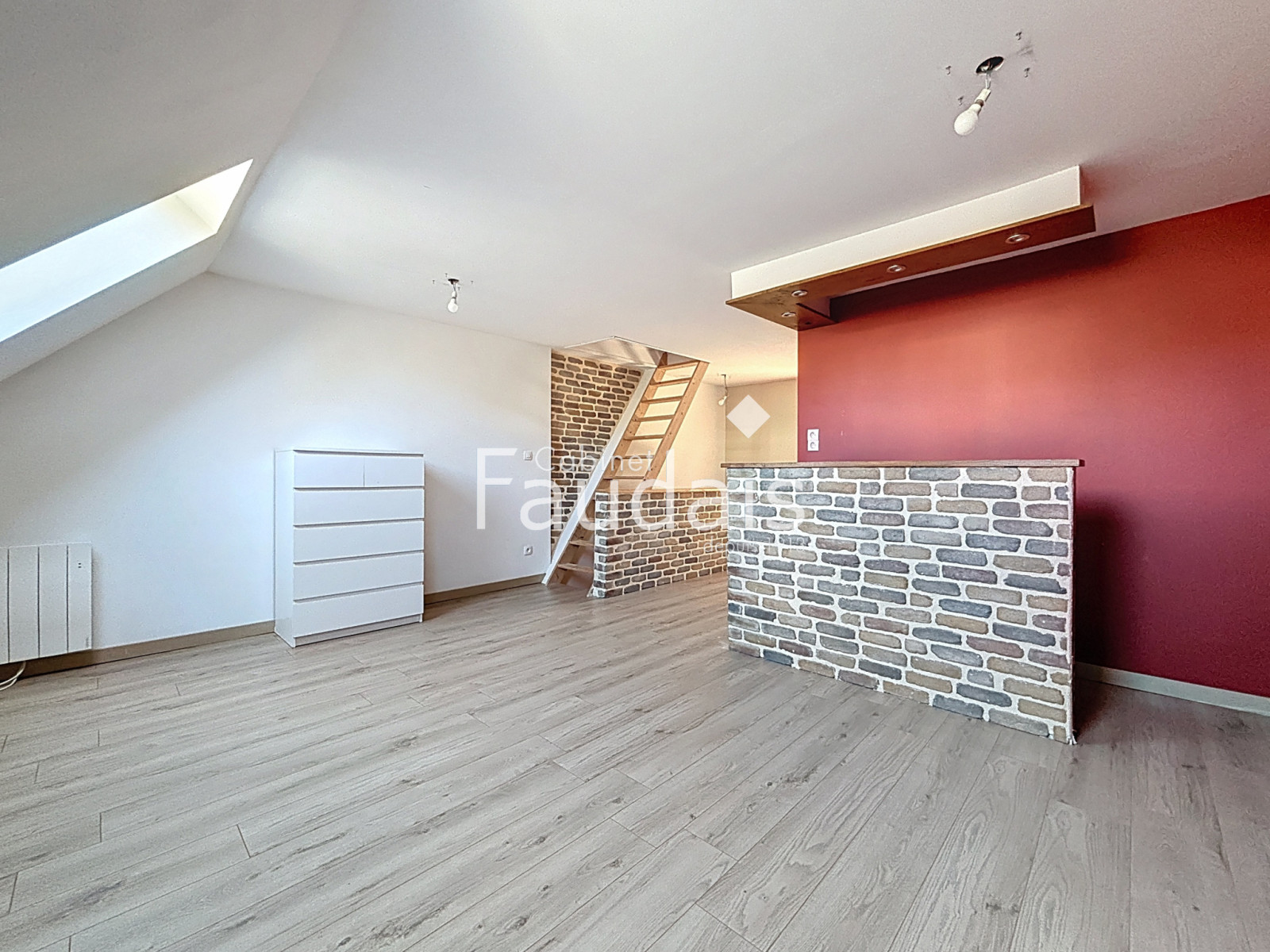 
                                                Vente
                                                 CENTRE-VILLE DE SAINT-LÔ, Appartement triplex, 4 chambres 