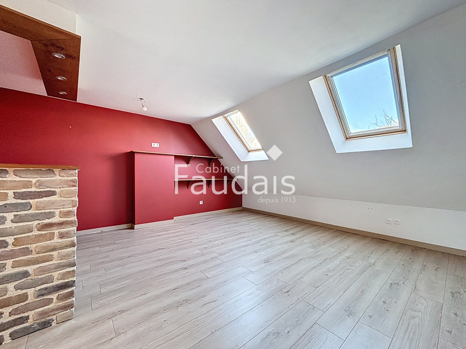 
                                                Vente
                                                 CENTRE-VILLE DE SAINT-LÔ, Appartement triplex, 4 chambres 