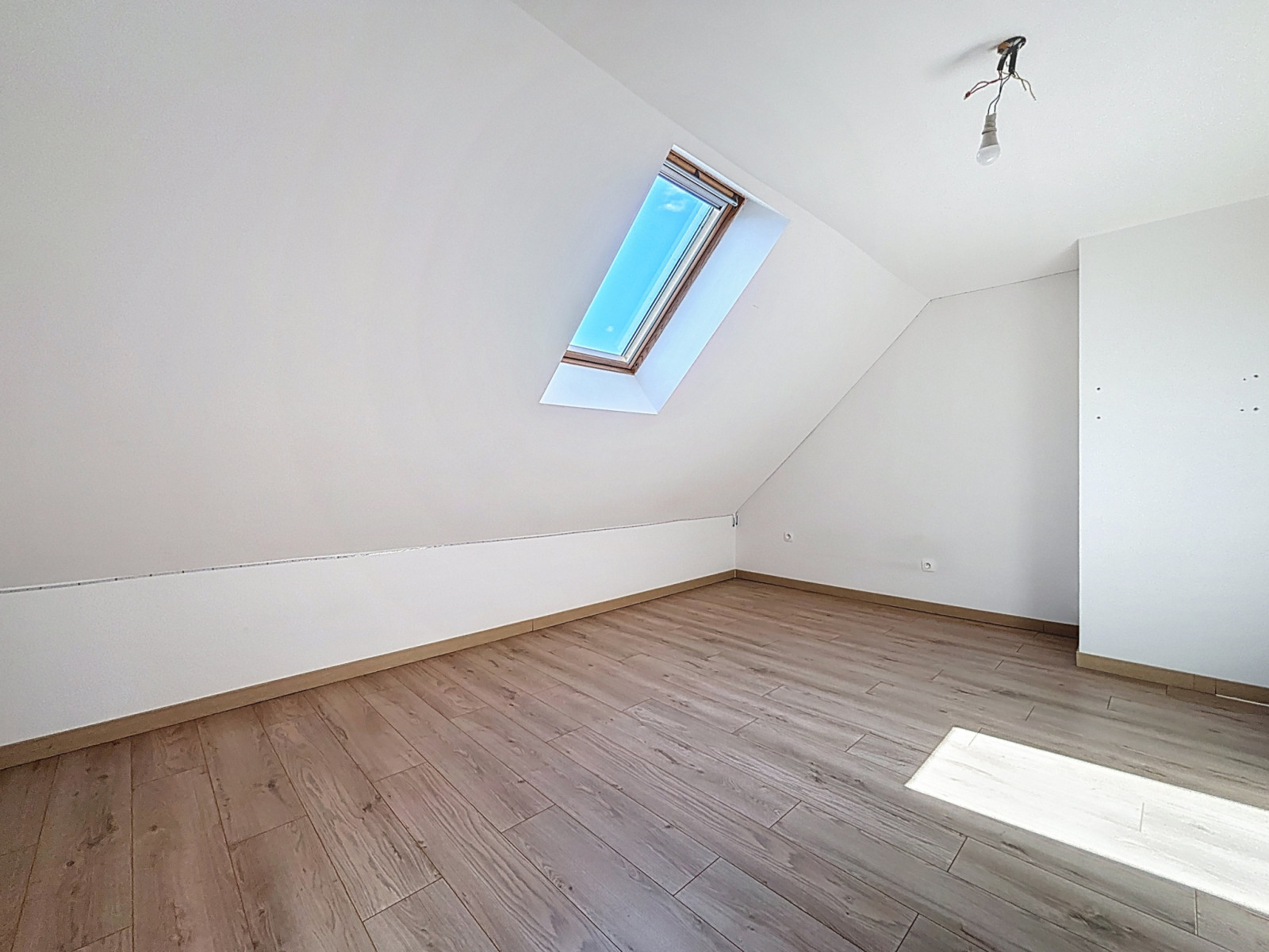 
                                                Vente
                                                 CENTRE-VILLE DE SAINT-LÔ, Appartement triplex, 4 chambres 