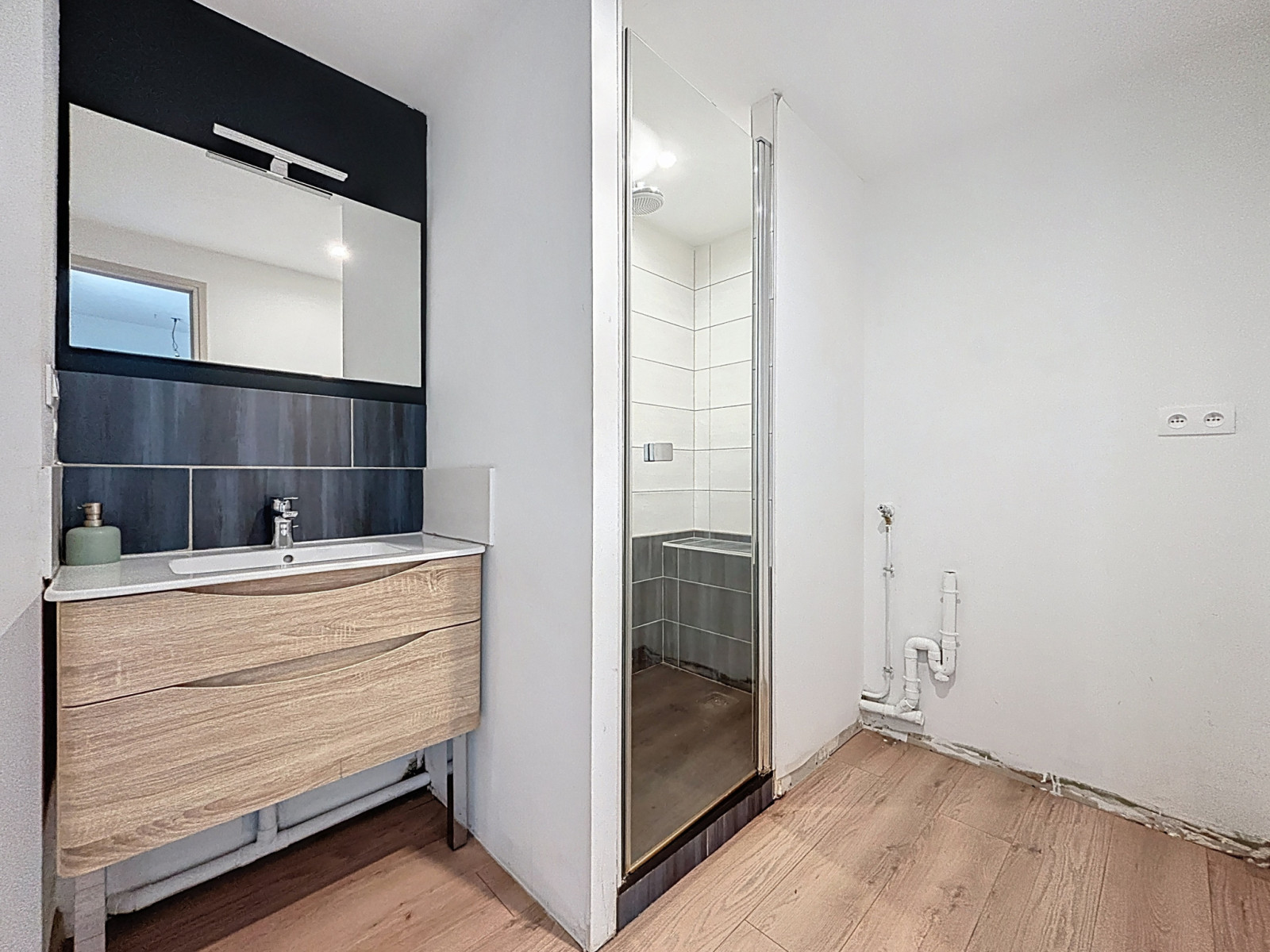 
                                                Vente
                                                 CENTRE-VILLE DE SAINT-LÔ, Appartement triplex, 4 chambres 
