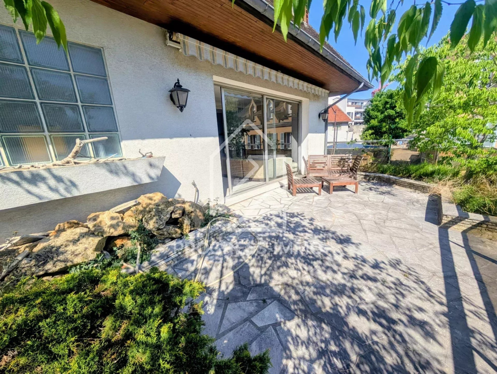 
                                                Vente
                                                 Centre-ville – Grand appartement avec terrasse et parking  – Fort potentiel