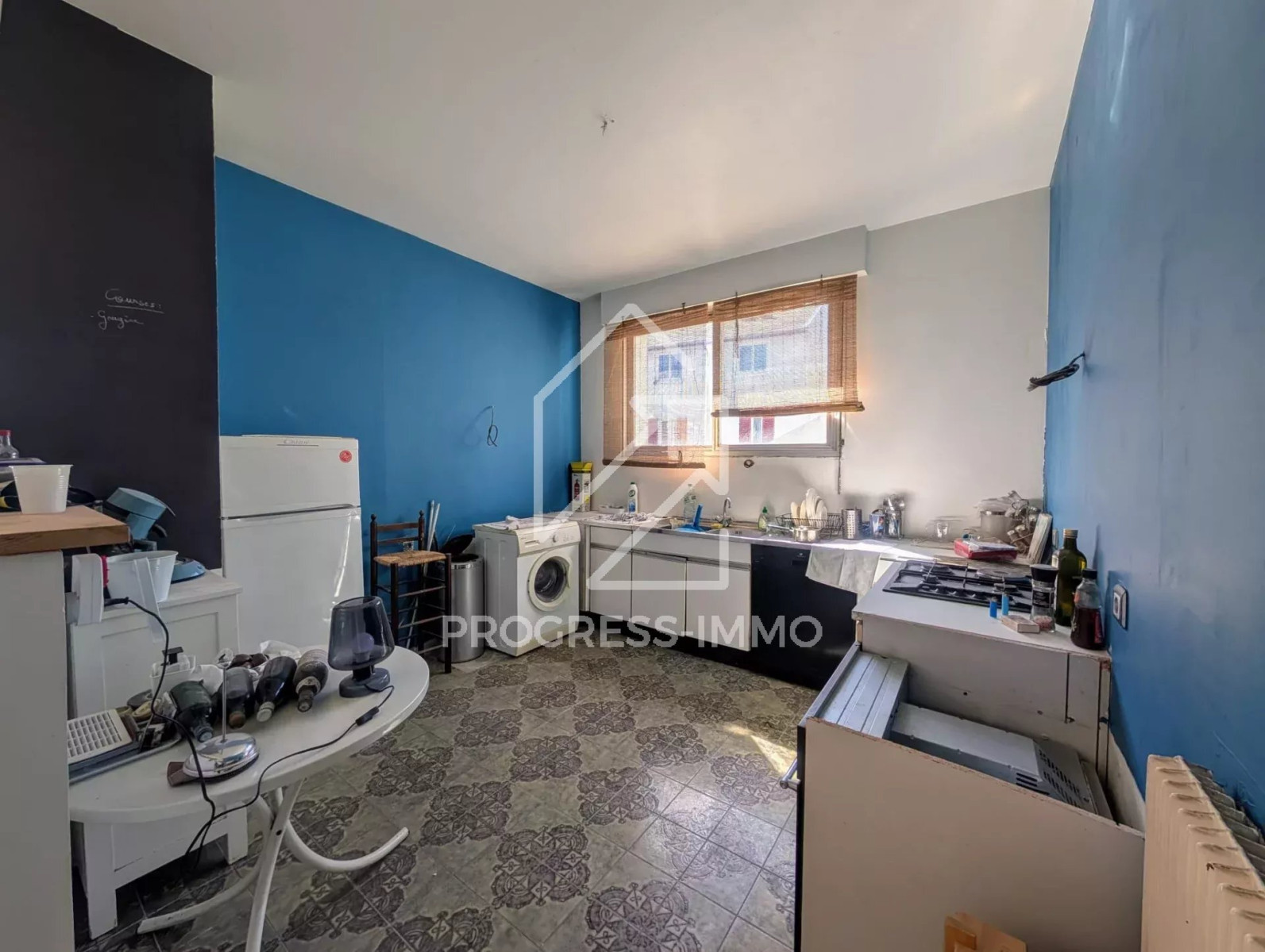 
                                                Vente
                                                 Centre-ville – Grand appartement avec terrasse et parking  – Fort potentiel