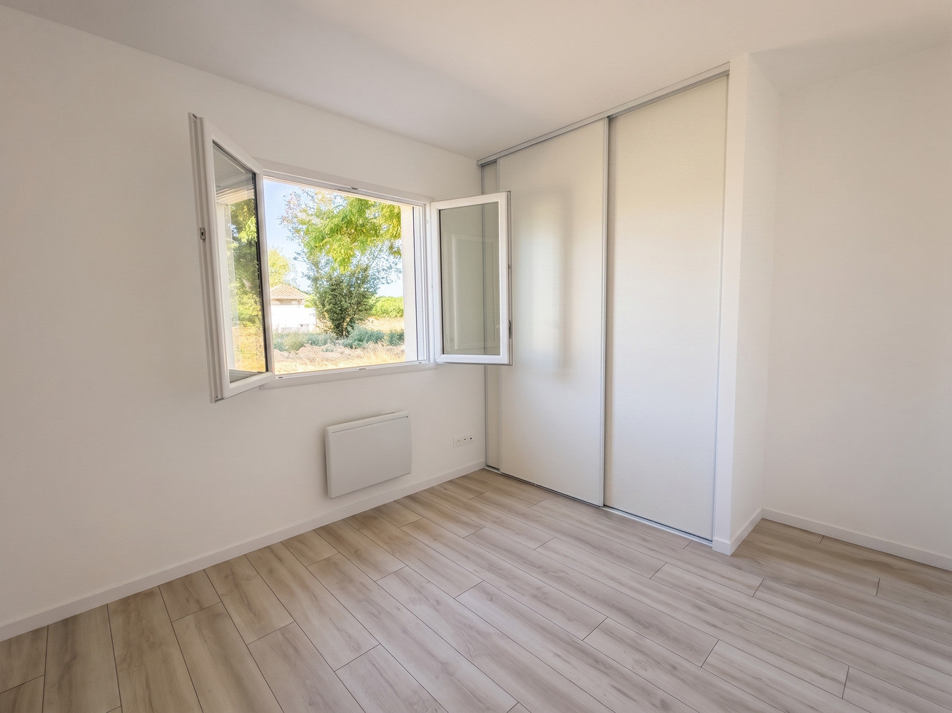 
                                                Vente
                                                 Centre ville/Maison plain pied jamais habitée