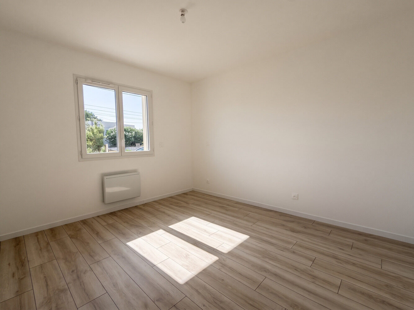 
                                                Vente
                                                 Centre ville/Maison plain pied jamais habitée