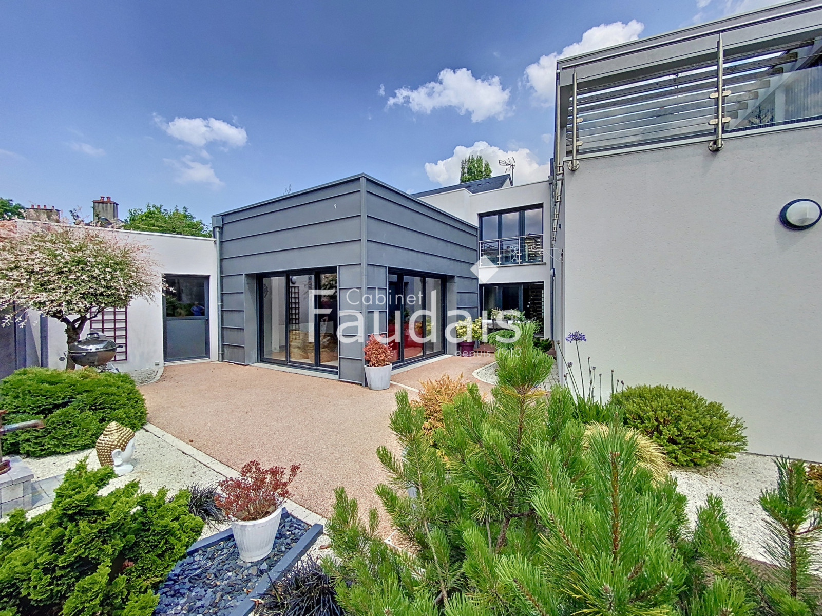 
                                                Vente
                                                 CENTRE VILLE SAINT LO - MAISON D'ARCHITECTE 