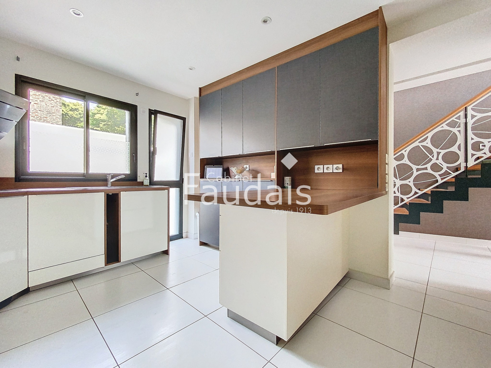 
                                                Vente
                                                 CENTRE VILLE SAINT LO - MAISON D'ARCHITECTE 