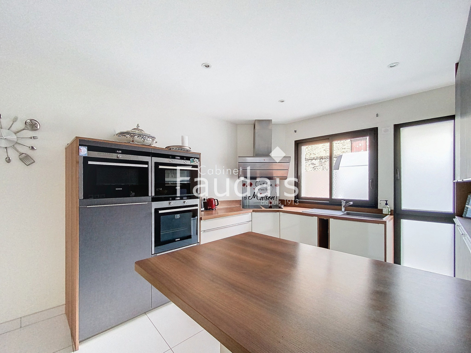 
                                                Vente
                                                 CENTRE VILLE SAINT LO - MAISON D'ARCHITECTE 