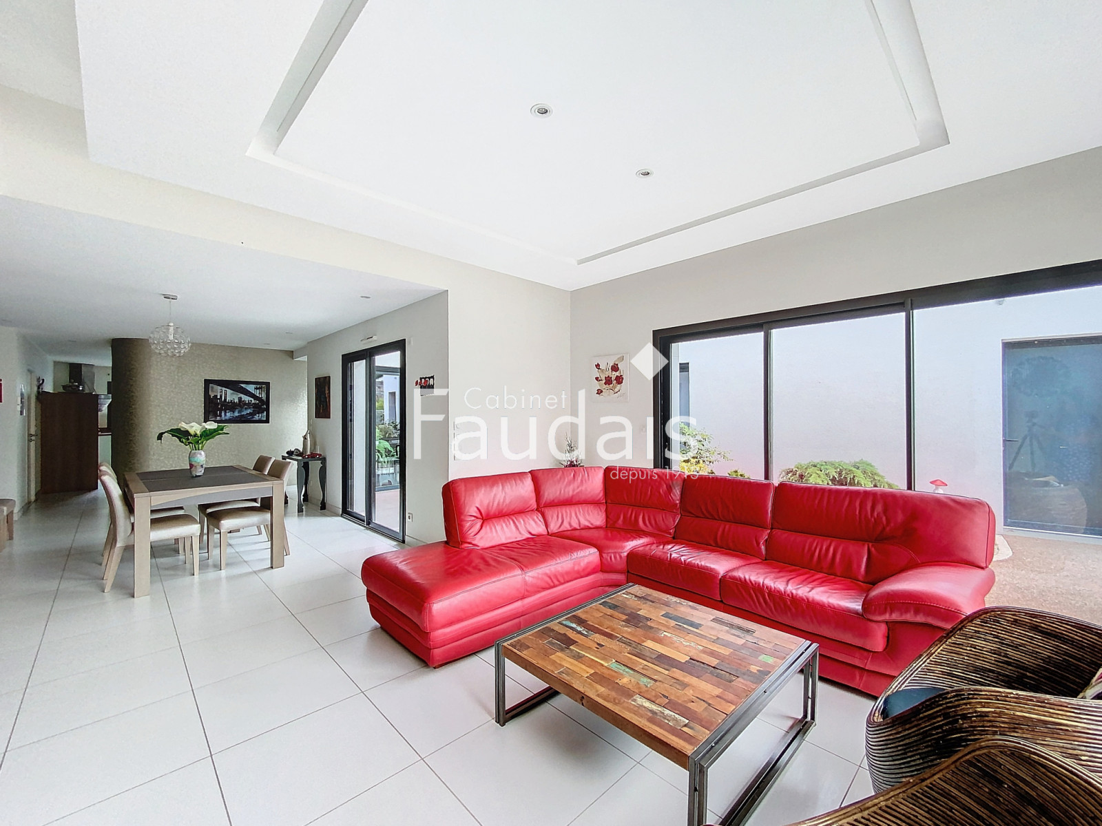 
                                                Vente
                                                 CENTRE VILLE SAINT LO - MAISON D'ARCHITECTE 