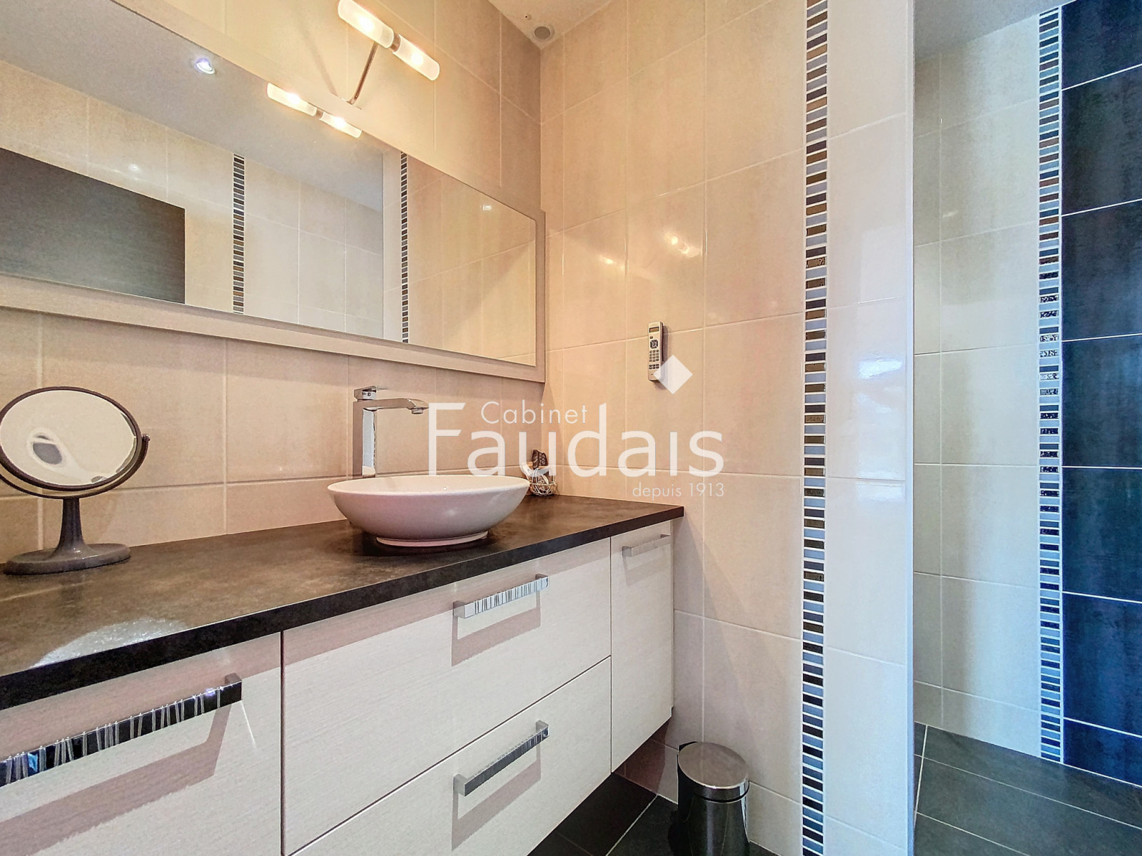 
                                                Vente
                                                 CENTRE VILLE SAINT LO - MAISON D'ARCHITECTE 