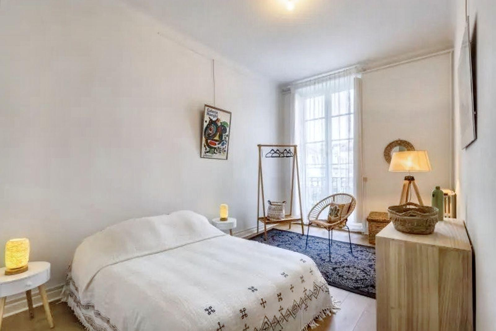 
                                                Location
                                                 Centre ville, très clair, vue dégagée, rénové