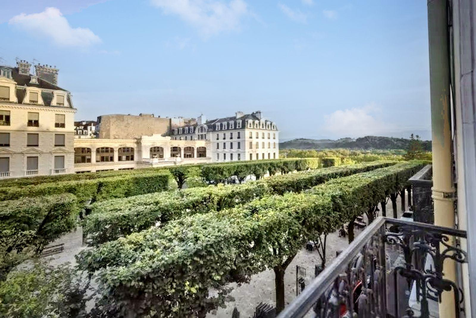 
                                                Location
                                                 Centre ville, très clair, vue dégagée, rénové