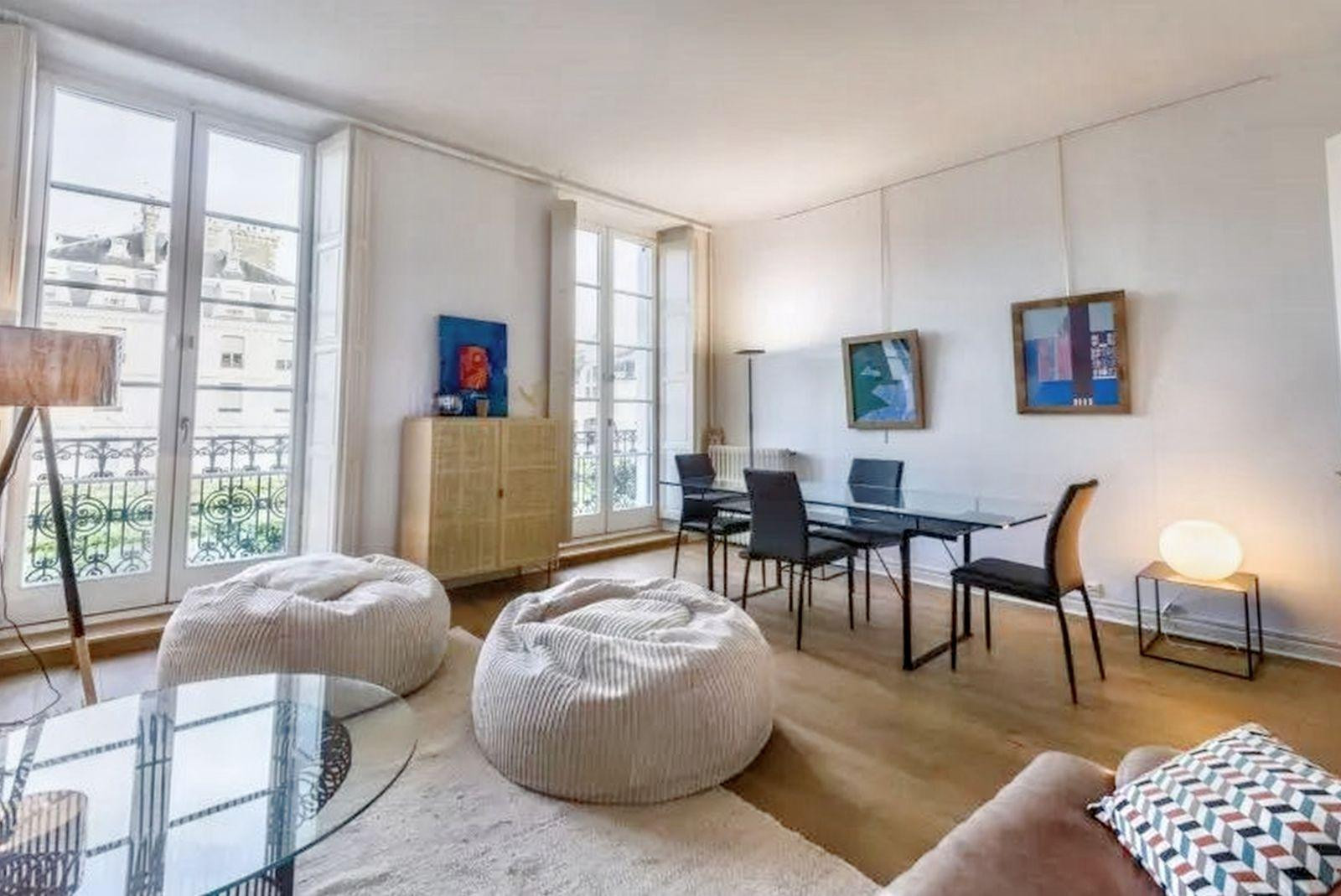 
                                                Location
                                                 Centre ville, très clair, vue dégagée, rénové