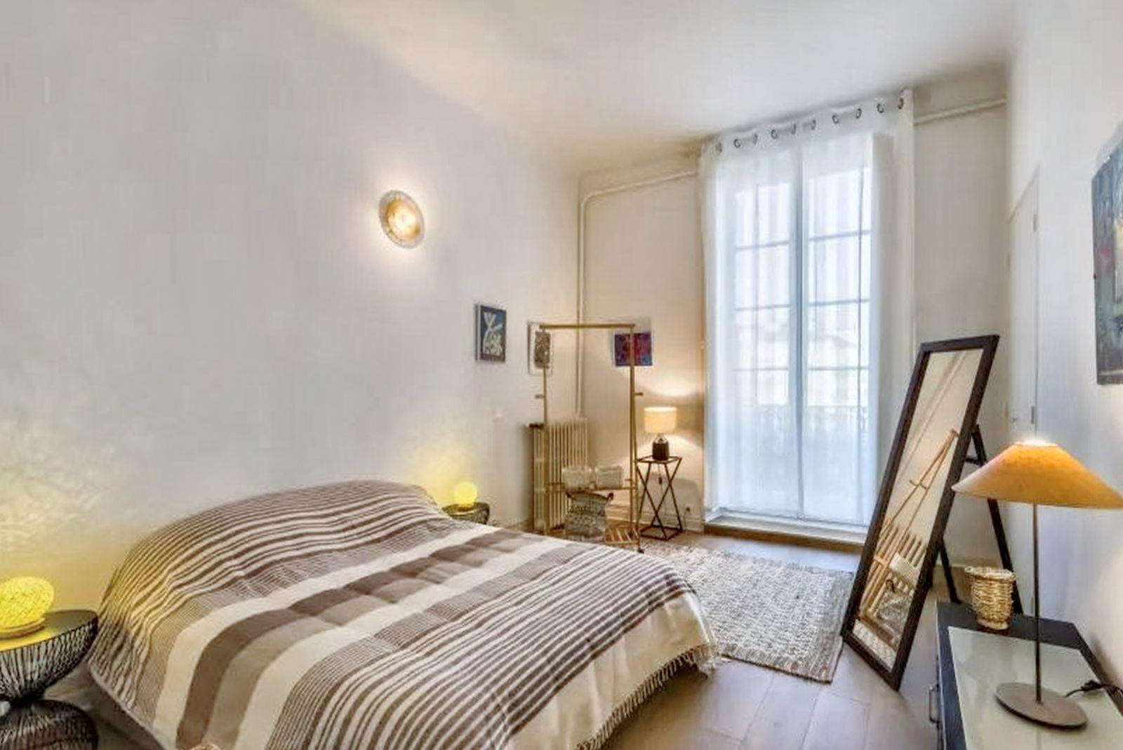 
                                                Location
                                                 Centre ville, très clair, vue dégagée, rénové