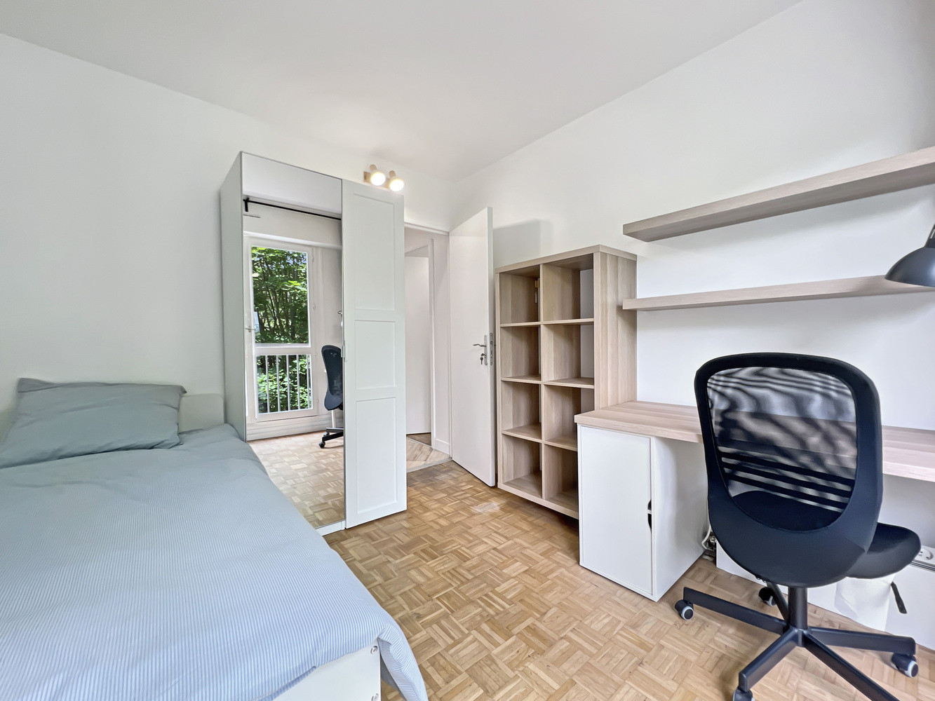 
                                                Location
                                                 CERGY Grand Centre, 5 pièces meublé rénové